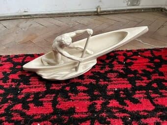 Porcelánová soška kajakáře