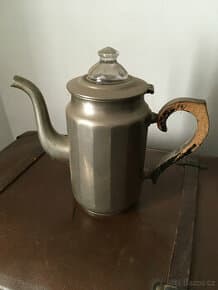 Starožitná cínová konvice s dřevěným uchem a skleněným víkem