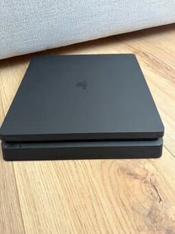 PS4 + 2 ovladače a kompletní kabeláž