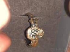 Prsten s ÚMRLČÍ lebkou s věnováním