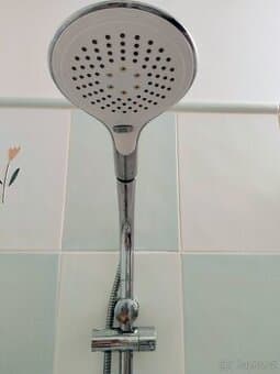 Sprchová tyč s hlavicí