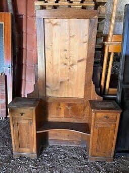 Starožitná pěkná toaleta bez zrcadla, Rozměry: výška 192cm,