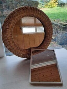 Ratanové zrcadlo a malé zrcadlo do koupelny