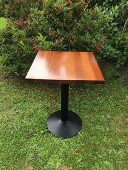 Čtvercový stůl z masivu