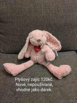 Růžový plyšový zajíc