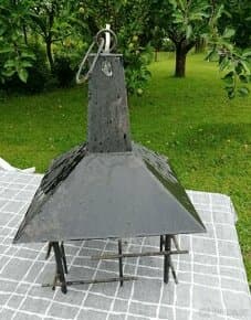 retro lampa na chatu