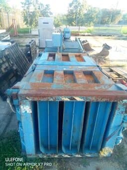 Hydraulický lis na papír a plastové obaly