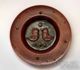 KRÁSNÝ VELKÝ OZDOBNÝ TALÍŘ SE DVĚMA PTÁČKY