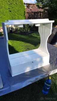 Koupelnová skříňka se zrcadlem, osvětlením a zásuvkou