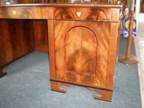 krásný velký psací stůl po restaurování