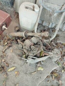 Různé hřídele a kola z diferenciálu Zetor