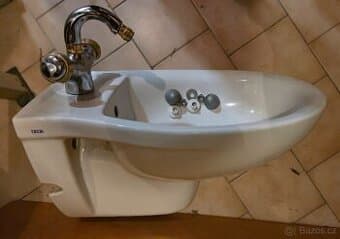 ZÁVĚSNÝ BIDET