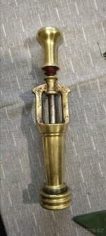 Starý mosazný špuntovač