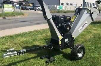 Štěpkovač dřeva s obsluhou