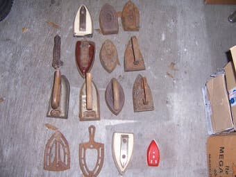 staré žehličky a podložky pod ně