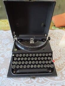Funkční psací stroj historický