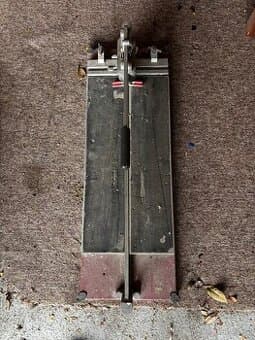 ŘEZAČKA NA DLAŽBU S ODPRUŽENÍM