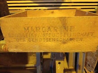 Stará bedýnka, prepravka s nápisem