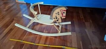 Dřevěný houpací kůn