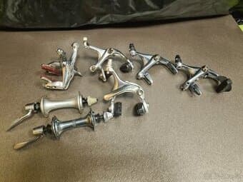 Mix starších silničních komponentů Shimano, Campagnolo, Sach