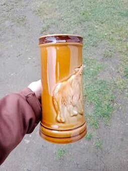 Keramický korbel s medvědem