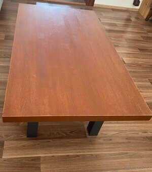 Prodám dřevěný konferenční stůl