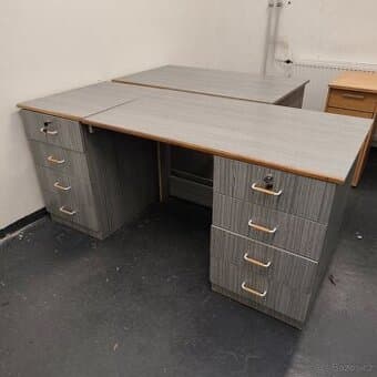 Pracovní stoly se zásuvkami