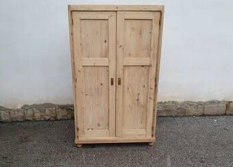 STAROŽITNÁ SKŘÍNKA PO CELKOVÉ RENOVACI