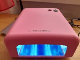 UV lampa na nehty