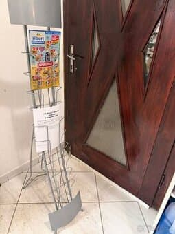 Stojan na letáky, noviny apod