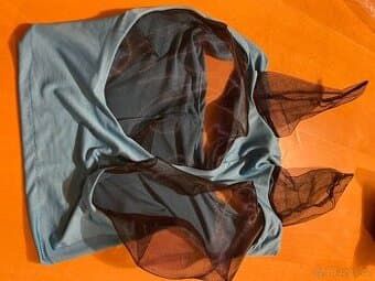 Modrá maska proti hmyzu