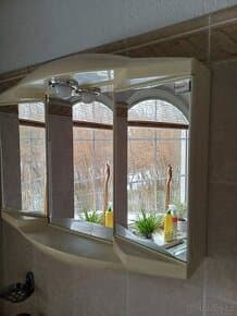 Prodám koupelnovou skříňku nad umyvadlo