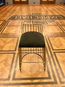 Elegantní pozlacená barová židle