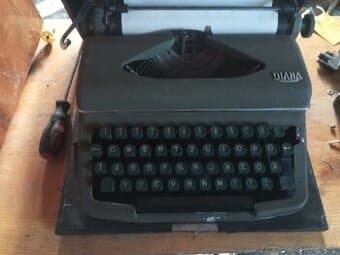 starý psací stroj Diana