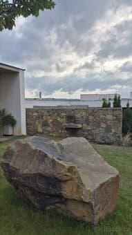 Kamenné stavby, kamenne zdí, kamenne dlažby