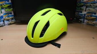 Doplňky ke kolu - helma, lahve