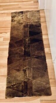 Předložka – koberec z ovčí kožešiny