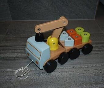 Prodám dřevěný jeřáb s kostkami