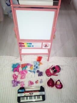 Auticko, poníky, panenka Cry Babies, školní tabule, klavírek