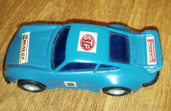 Prodám staré československé autíčko IGRA na setrvačník Porsc