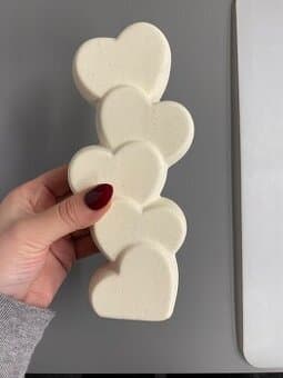 Bílá váza ve tvaru srdce