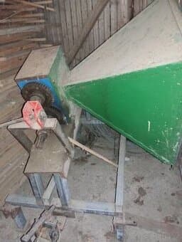 Špalíkovač za traktor