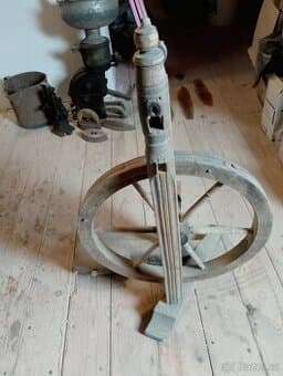 Starý kolovrat a lyže