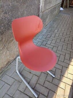 Školní židle opravovaná