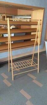 Skládací věšák na oblečení s policí