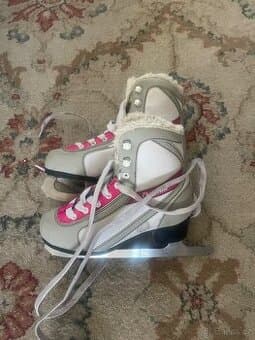Prodam dvoje detske brusle na led cislo 34 a 33-36