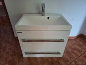 Koupelnová závěsná skříň