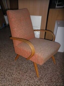 Staré čalouněné křeslo s dřevem