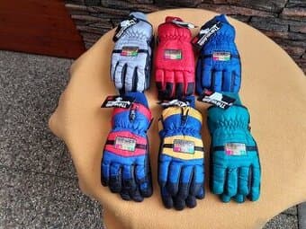 Prodám dětské rukavice odpovídající velikosti zhruba 6 - 8 l