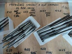 Výstružník strojní s kuželovou stopkou